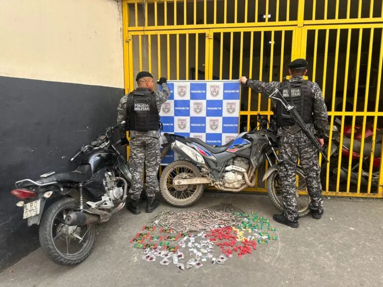 Policiais militares do RECOM em São Gonçalo após apreensão de drogas e motos, com material ilícito exposto.