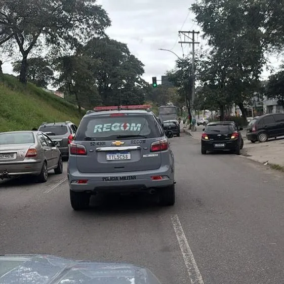 Policiais do Batalhão RECOM da PMERJ em patrulhamento ostensivo na RJ-104, em São Gonçalo, neste domingo.
