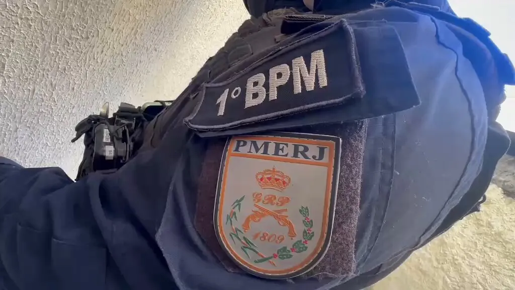 Policiais militares exibem três fuzis apreendidos durante operação na comunidade do Salgueiro, em São Gonçalo.