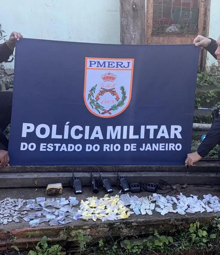 Drogas e rádios comunicadores apreendidos em área de mata no bairro Inoã, Maricá, em operação da PMERJ.