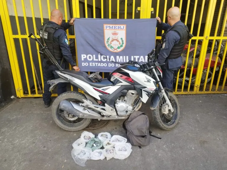 Policiais militares em operação apreendem arma, moto e drogas na comunidade da Guindia, São Gonçalo.