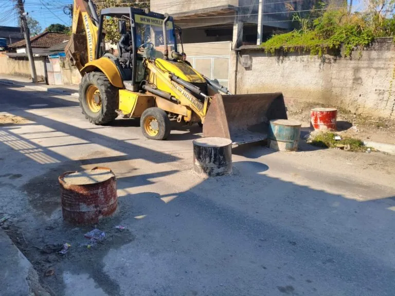 Policiais militares em operação de retirada de barricadas e entulho em comunidade de São Gonçalo, restabelecendo o tráfego.