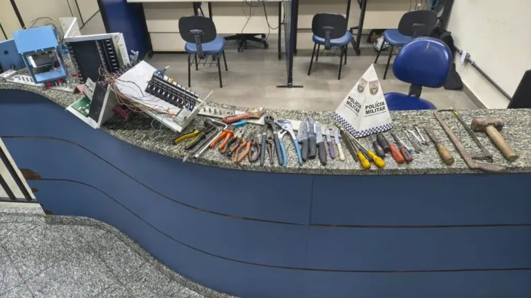 Viaturas da PMERJ em Niterói após prisão de criminosos por tentativa de furto na madrugada.