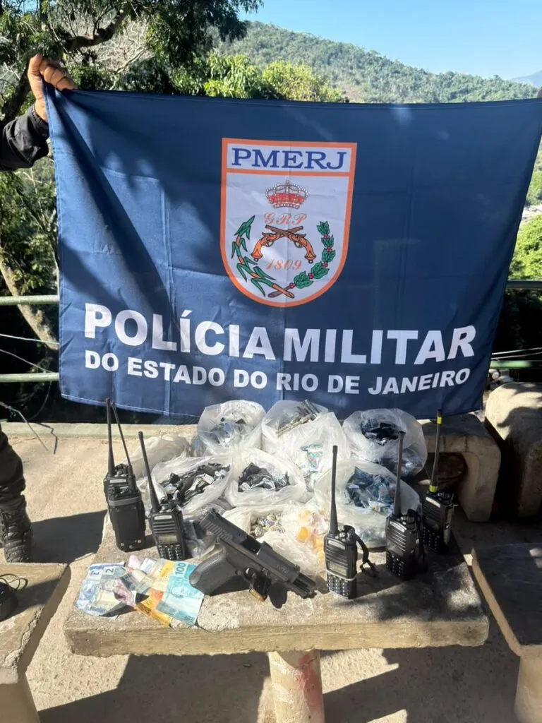 Policiais militares do 12º BPM em operação na comunidade do Caniçal, Niterói, com material apreendido.