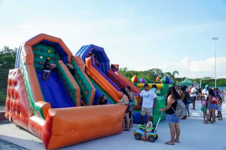 Crianças brincam em evento de lazer gratuito da Prefeitura de São Gonçalo.