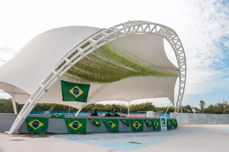Torcedores em São Gonçalo acompanham jogo do Brasil em telão no Parque RJ Nosso Sonho.