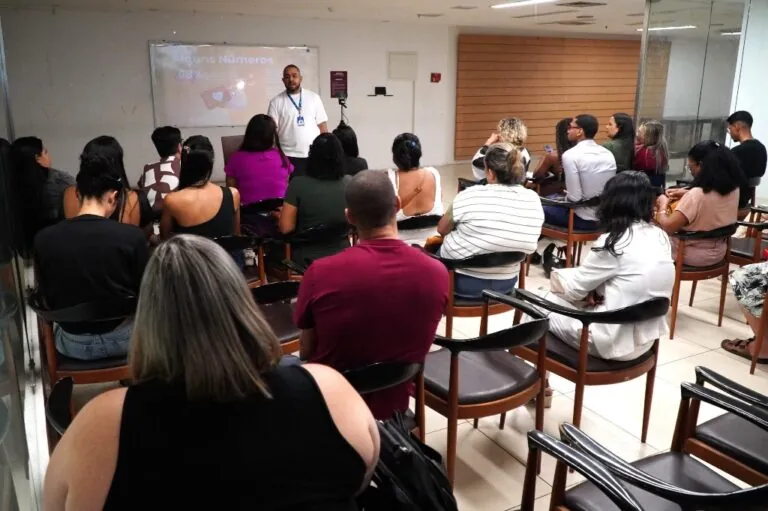 Empreendedores participam de palestra em São Gonçalo sobre uso estratégico do Instagram para negócios, impulsionando vendas.