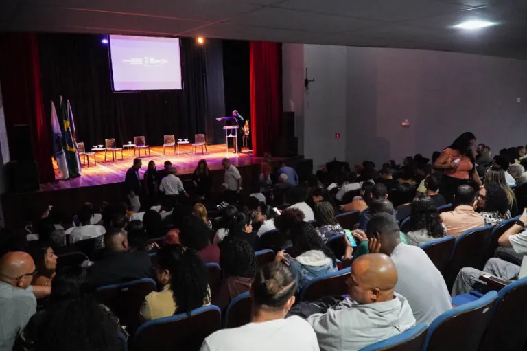 Formatura de alunos em cursos profissionalizantes gratuitos da Prefeitura de São Gonçalo e Firjan/Senai no Teatro Municipal.