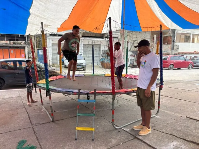 Crianças brincam em pula-pula e infláveis durante a Caravana de Arte e Lazer em São Gonçalo.