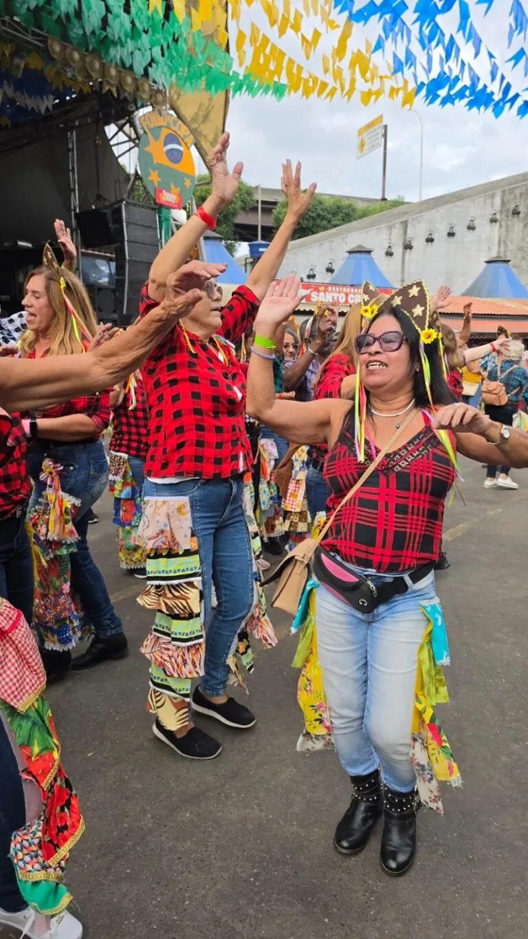 Integrantes da Quadrilha Maria Bonita de São Gonçalo se apresentando na Feira de São Cristóvão com faixa contra violência de gênero.