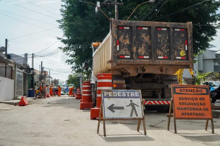 Trabalhadores da Prefeitura de São Gonçalo realizam obras de escavação e drenagem em rua do bairro de Neves.