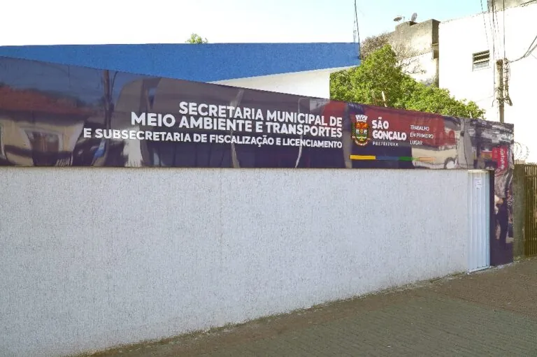 Equipe da Secretaria de Meio Ambiente e Transportes de São Gonçalo trabalhando com sistemas Regin e SEI.
