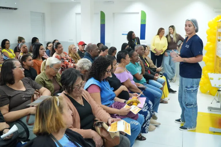 Pacientes em unidade de saúde de São Gonçalo recebem orientações e fazem testes rápidos de hepatites e ISTs.