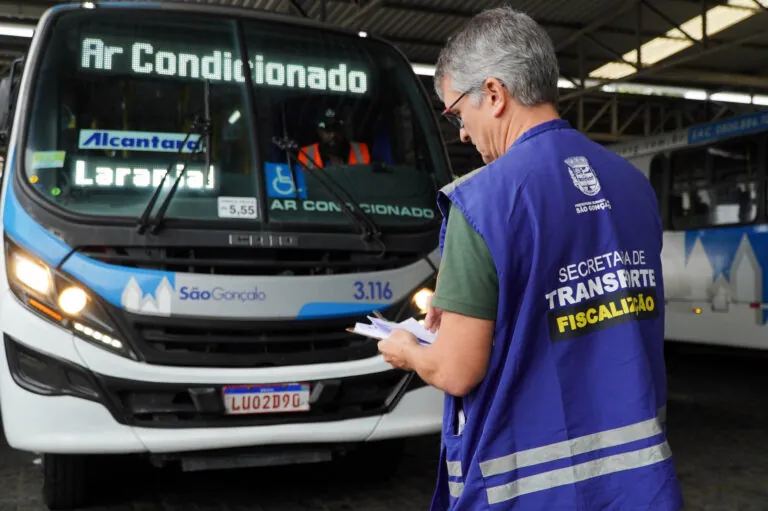 Agentes da Prefeitura de São Gonçalo inspecionam ônibus na garagem da Viação Mauá durante vistoria anual.