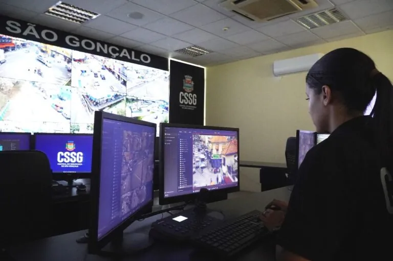 Vista aérea de São Gonçalo com destaque para câmeras de segurança monitorando ruas e áreas públicas.