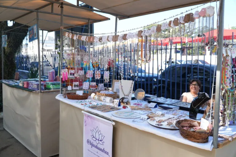 Visitantes exploram estandes com artesanato e gastronomia na Feira Aduke, evento que fomenta afroempreendedorismo em São Gonçalo.