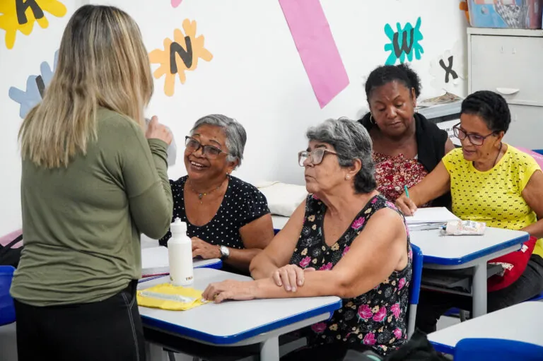Idosos em São Gonçalo participam de aulas de letramento e alfabetização no Cerpi do Jardim Catarina.