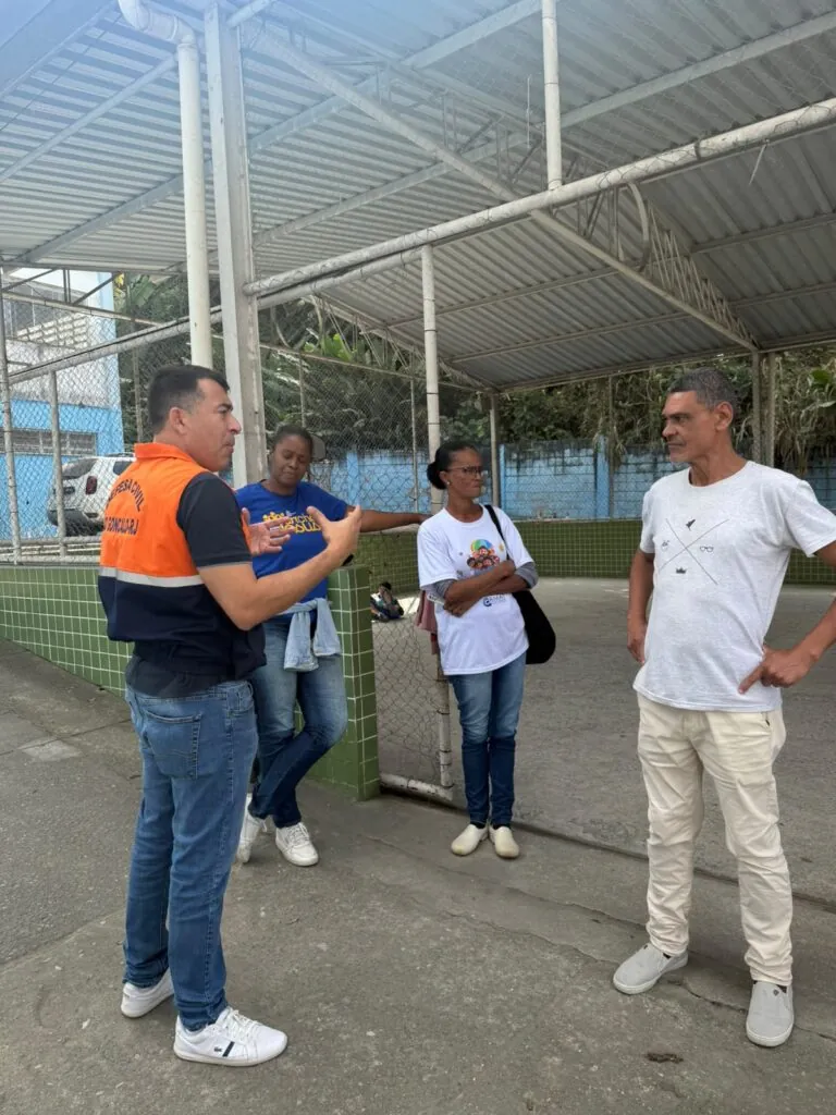 Moradores de São Gonçalo se inscrevem para formação de Núcleos de Proteção e Defesa Civil.