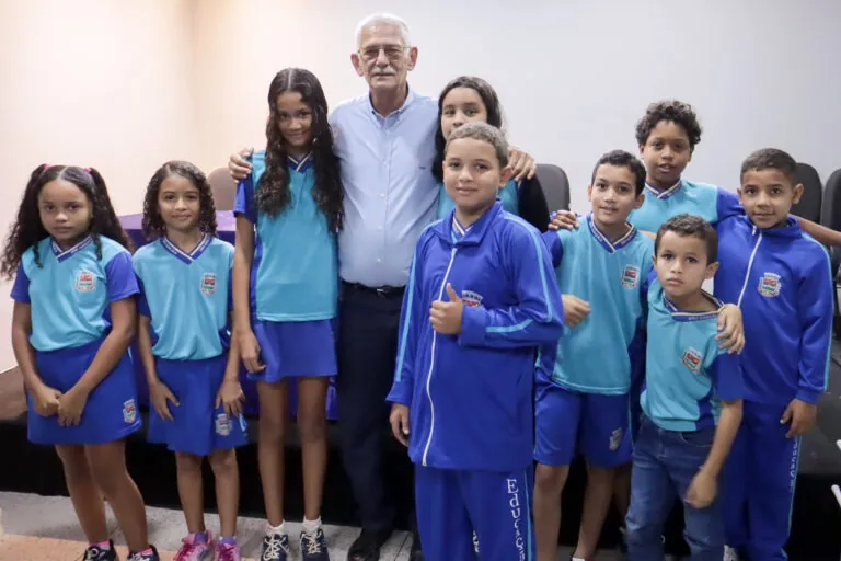Prefeito Capitão Nelson e autoridades homenageiam profissionais da educação em São Gonçalo.