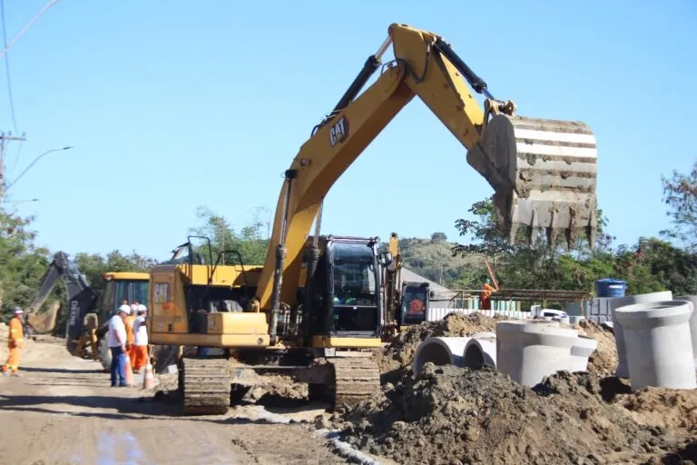Equipes da Prefeitura de São Gonçalo instalando manilhas para drenagem na Estrada de Itaitindiba.
