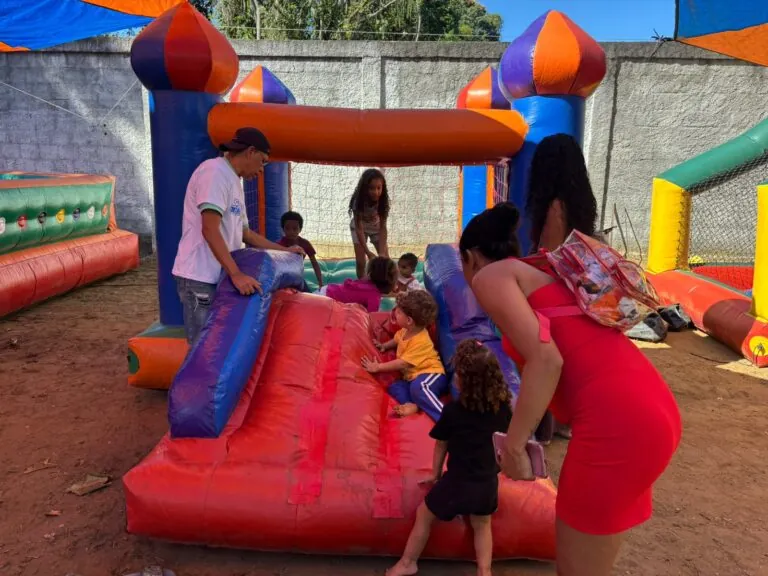 Crianças brincam em pula-pula inflável durante evento da Caravana de Arte e Lazer em São Gonçalo.