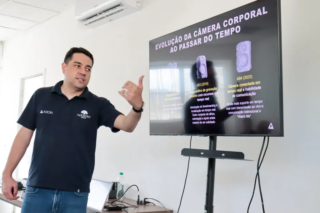 Agentes da ROMU da Guarda Municipal de São Gonçalo em treinamento com câmeras corporais na Central de Segurança.