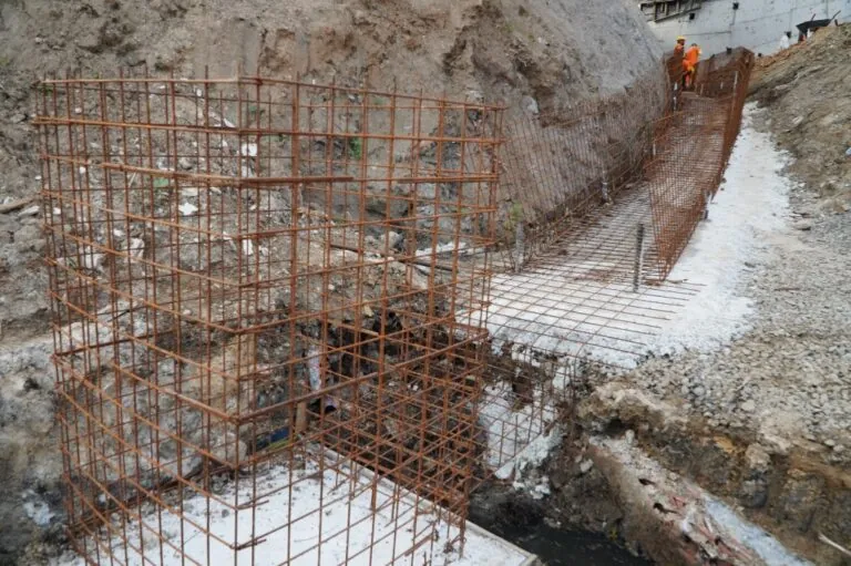 Trabalhadores em obra de contenção de encosta com escada hidráulica em construção em São Gonçalo