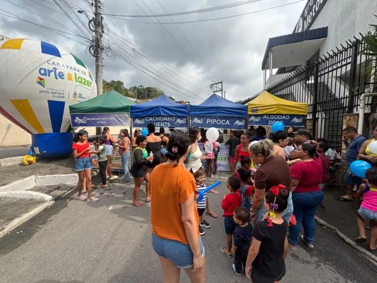 Crianças brincam em pula-pula e brinquedos infláveis na Caravana de Arte e Lazer em São Gonçalo.
