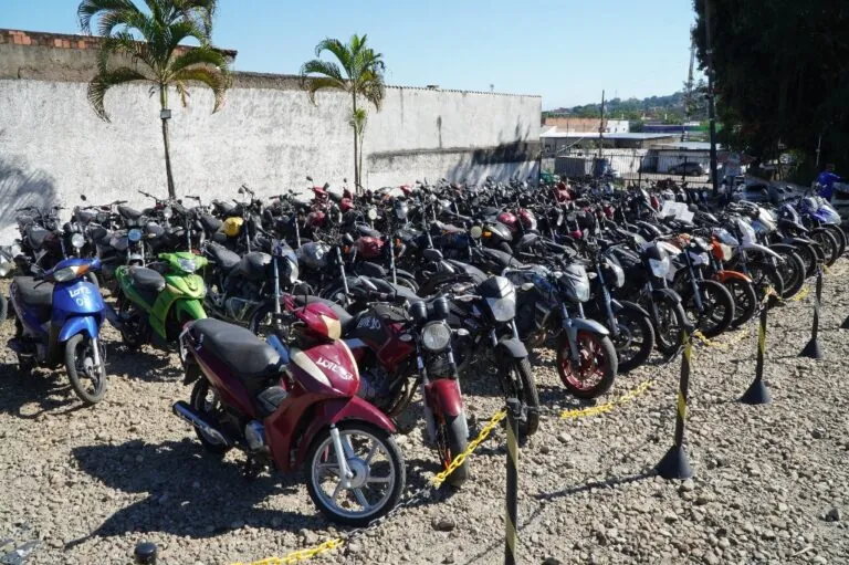 Carros e motos apreendidos em pátio aguardam leilão da Prefeitura de São Gonçalo