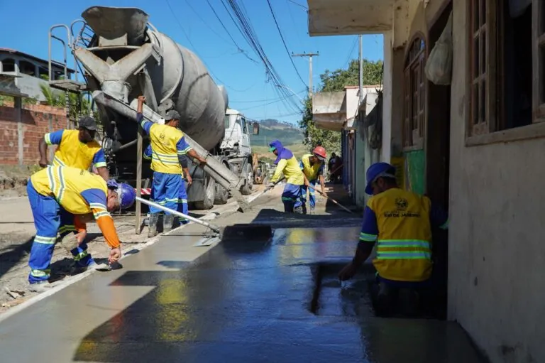 Máquinas e trabalhadores atuam na pavimentação de uma rua no bairro Santa Izabel, São Gonçalo.