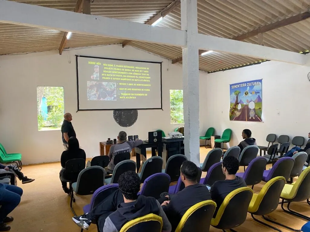 Agentes da ASAS de São Gonçalo aprendem a instalar armadilhas fotográficas para monitoramento da fauna em mata.