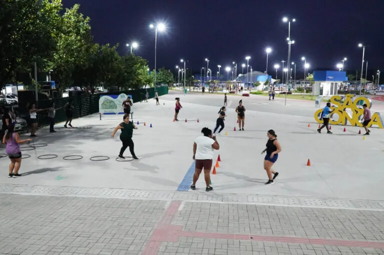 Pessoas praticando treinamento funcional ao ar livre em um parque de São Gonçalo.