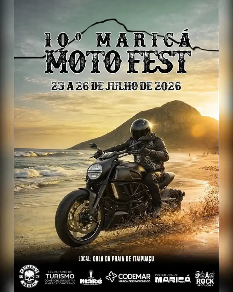 Motociclistas reunidos em evento de motos com shows e público na orla da praia de Itaipuaçu, Maricá.