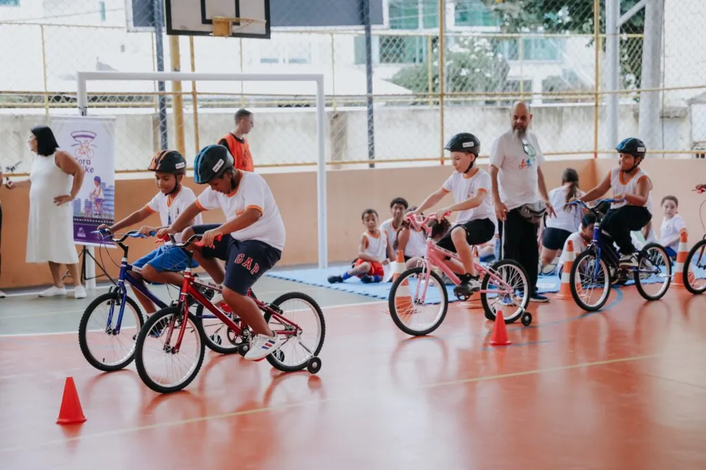 Crianças em bicicletas aprendendo segurança e mobilidade em Niterói, programa Bora de Bike, prêmio nacional.