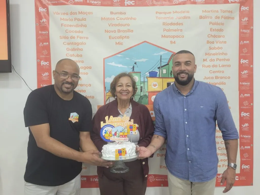 Moradores utilizam o aplicativo Comunidade App em Niterói para acessar serviços e informações, fortalecendo a participação social na comunidade.