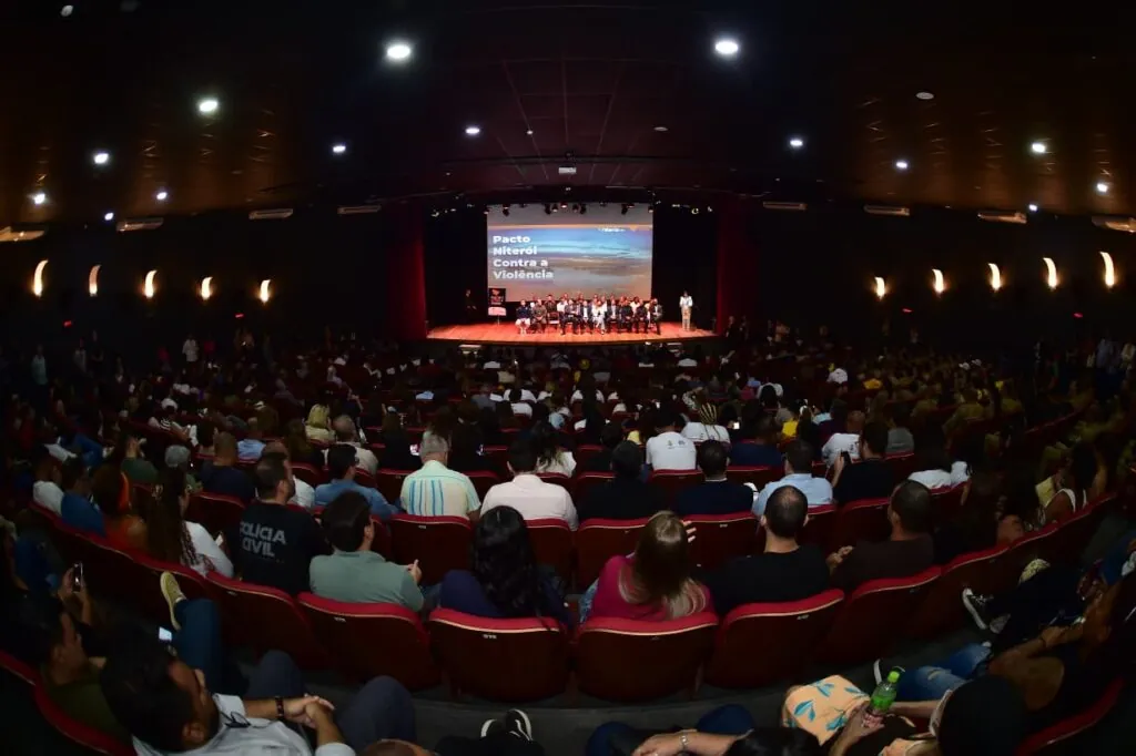 Prefeito Rodrigo Neves e secretário Chico Lucas no lançamento do Pacto Niterói Contra a Violência 2