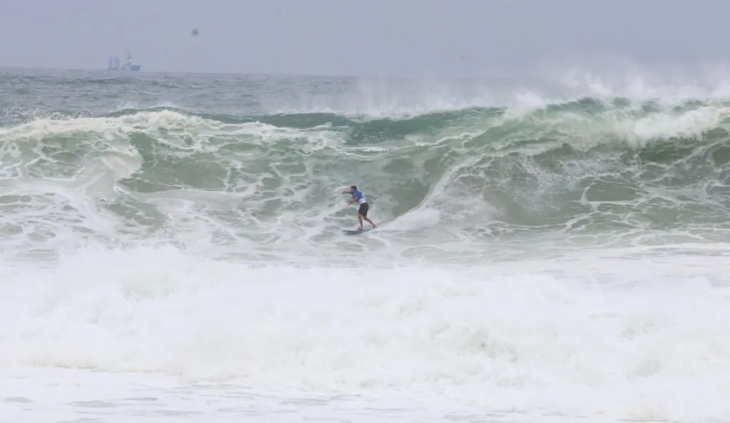 Lucas Chumbo e Pedro Scooby celebram vitória no Itacoatiara Big Wave 2026 em Niterói