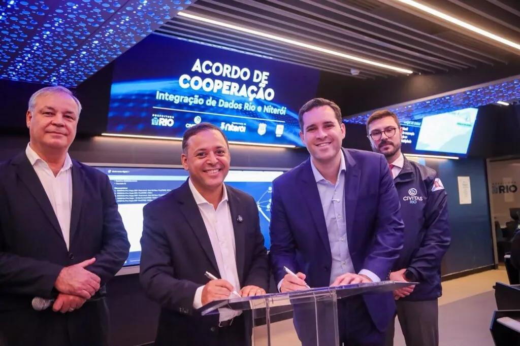 Prefeitos Rodrigo Neves e Eduardo Cavaliere em assinatura de acordo de segurança