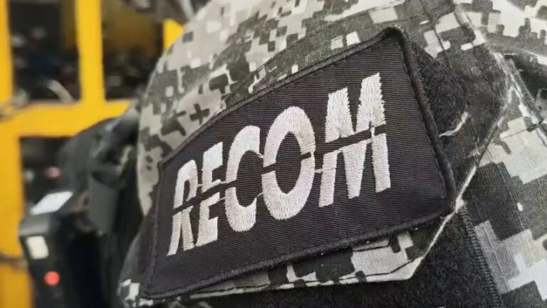 Policiais militares abordam motociclista na RJ-104 em São Gonçalo por manobras perigosas e empinar moto.