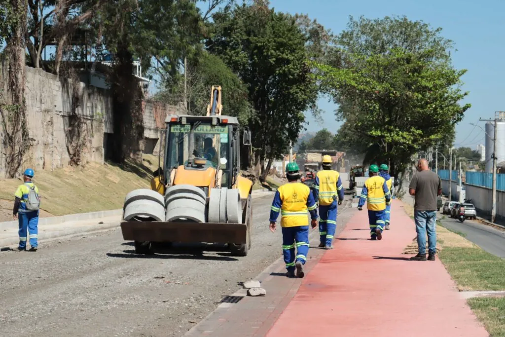 Obras de construção do MUVI no Jardim Catarina, São Gonçalo, com trabalhadores e equipamentos em andamento.