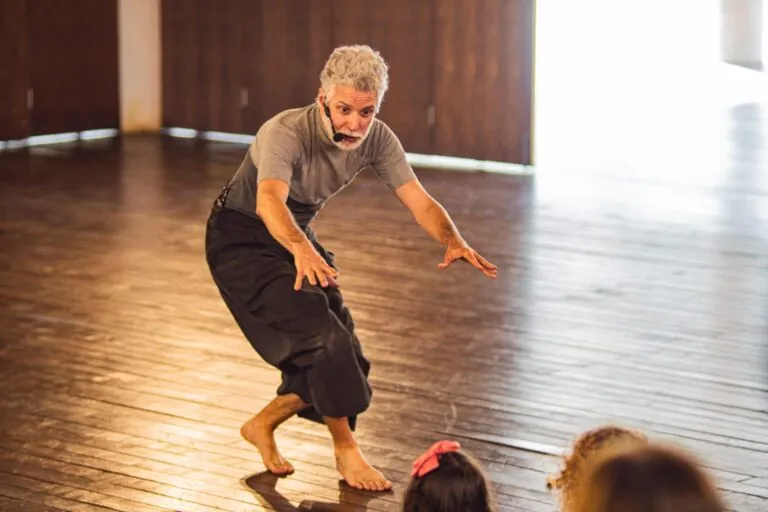Público assiste a uma contação de histórias em um espaço cultural de Niterói.