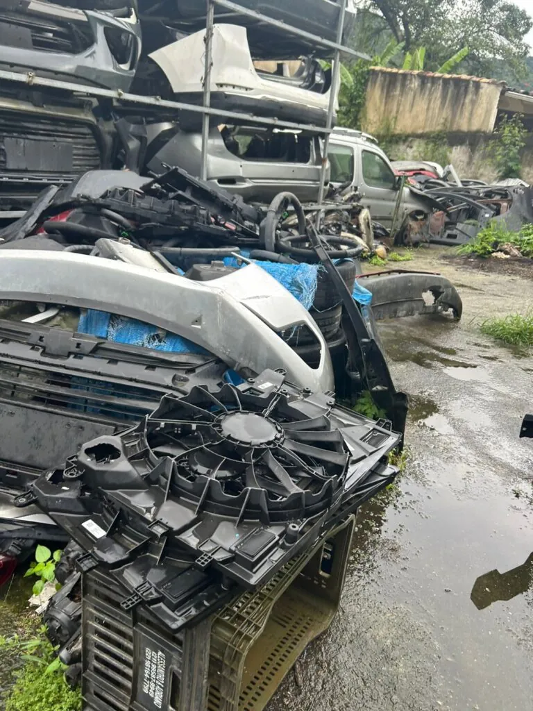 Equipe de fiscalização atuando em estabelecimento de peças automotivas em Niterói.