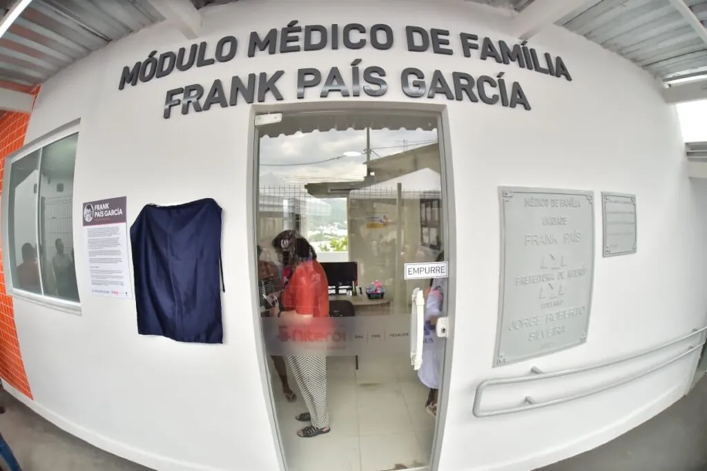 Vice-prefeita Isabel Swan e autoridades em inauguração de melhorias no Módulo Médico de Família do Cavalão, Niterói.