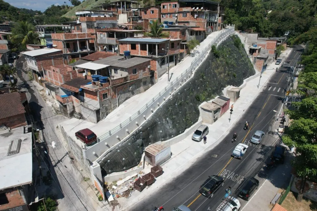 Prefeito Rodrigo Neves em reunião sobre plano de contingência em Niterói para eventos climáticos extremos