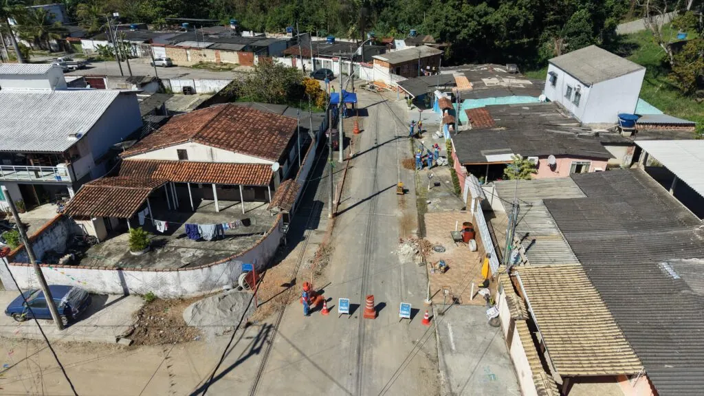 Trabalhadores da Sanemar instalando tubulações de esgoto em uma rua do bairro Santa Paula, Maricá.