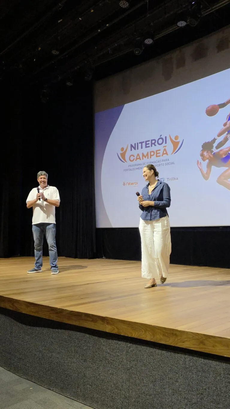 Representantes de entidades esportivas e sociais de Niterói em evento de capacitação ou reunião.