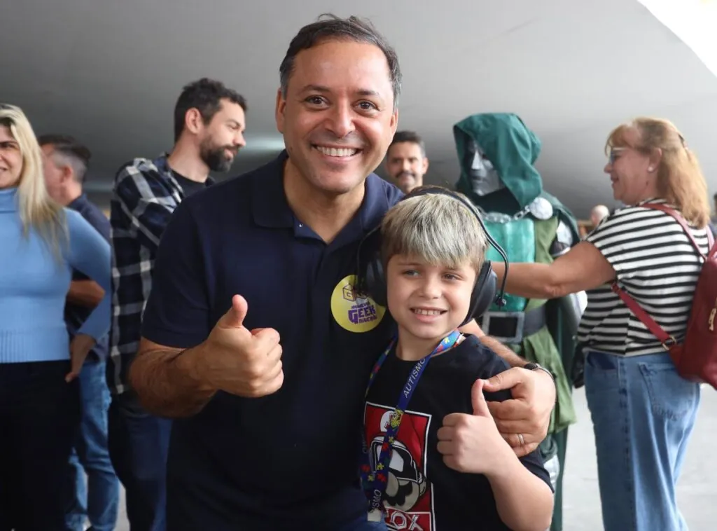 Prefeito Rodrigo Neves cumprimenta cosplayer durante visita à Niterói Expo Geek no Caminho Niemeyer