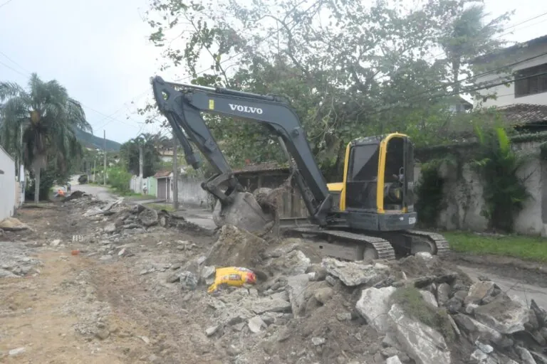 Obras de reurbanização em Santo Antônio, Niterói, com máquinas e trabalhadores na rua.