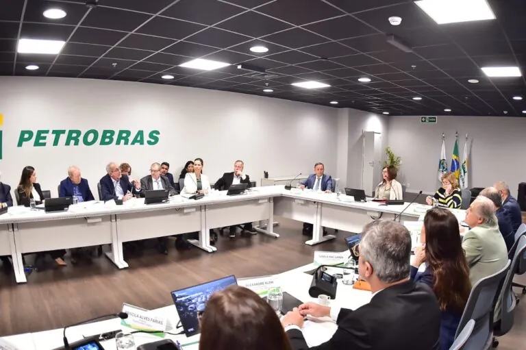 Prefeito de Niterói, Rodrigo Neves, e presidente da Petrobras, Magda Chambriard, em reunião.