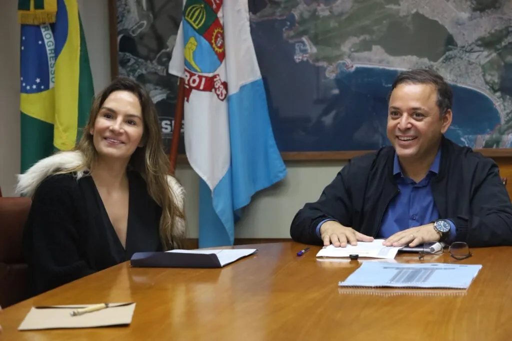 Prefeito Rodrigo Neves entrega alvará para novo empreendimento residencial da RDR Engenharia no Centro de Niterói.